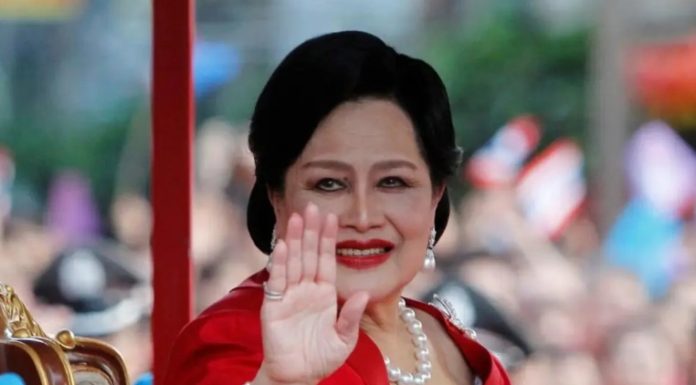 Miles de tailandeses asisten en Bangkok al cortejo fúnebre de la reina madre de Tailandia