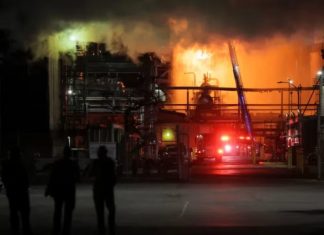 Un gran incendio afecta refinería cerca de Los Ángeles