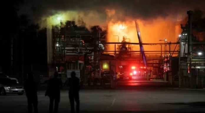 Un gran incendio afecta refinería cerca de Los Ángeles