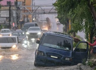 Mueren tres personas y trece resultan heridas en Jamaica a causa del poderoso huracán Melissa