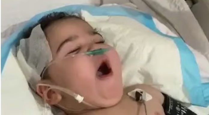 Niño de dos años lucha por vivir mientras su madre clama por ayuda