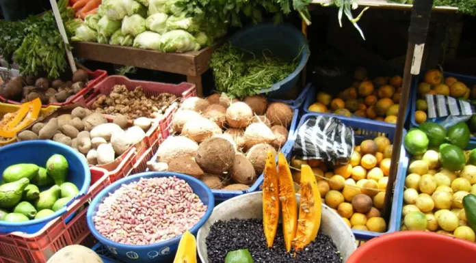 Reportaje- Amas de casa y comerciantes insisten precios alimentos están altos, pese  inflación controlada BC