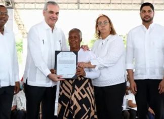 Presidente Abinader entrega 1,445 títulos de propiedad en San Cristóbal