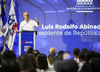 Abinader encabeza entrega de RD$150 millones en créditos para 630 mipymes en DN; Indotel impulsa programa de alfabetización digital