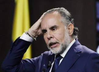 Ministro colombiano llama «loca y delincuente» a magistrada por allanamiento a su vivienda