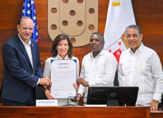 Ayuntamiento de Santiago entrega llave de la ciudad a gobernadora Kathy Hochul