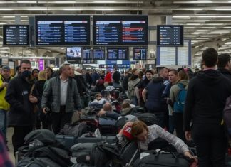 Estalla caos aéreo en Estados Unidos, con más de 700 vuelos cancelados por cierre del gobierno federal