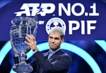 Carlos Alcaraz recibe en Turín el trofeo que lo acredita como número 1 del mundo en 2025