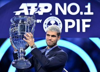 Carlos Alcaraz recibe en Turín el trofeo que lo acredita como número 1 del mundo en 2025