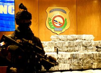 Apresan en Pedernales dos hombres con un cargamento de 484 paquetes de cocaína