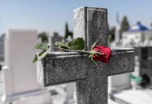 Reportaje- Capitaleños de todas las edades acudieron a tumbas de sus deudas en Día de los fieles difuntos