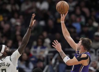 Doncic majestuoso en victoria de los Lakers sobre los Bucks en la NBA
