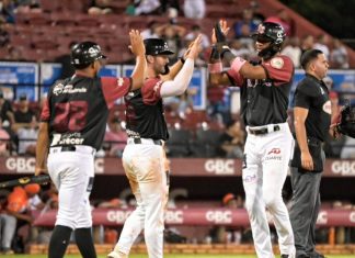 Gigantes desatan ofensiva demoledora para vencer 14-6 a los Toros