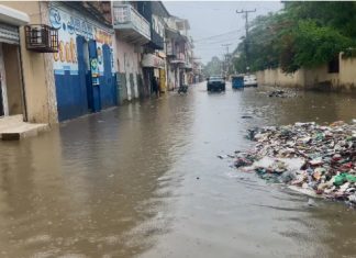 Vaguada y onda tropical desatan copiosos aguaceros y tormentas eléctricas en República Dominicana; muchas avenidas ya están inundadas