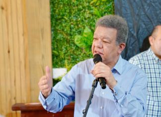 Leonel Fernández acusa al PRM de “cubiar” al pueblo y denuncia intento de limitar la cesantía laboral