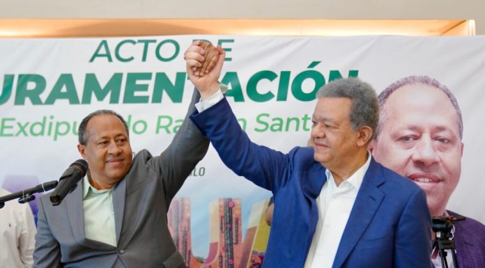 Expresidente del PRM en Padre Las Casas, Ramón Santana, y líderes de Azua son juramentados por Leonel en la FP