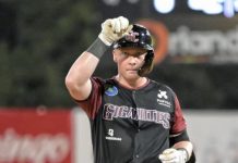 Jake Holton pega doblete decisivo en victoria de los Gigantes sobre las Águilas