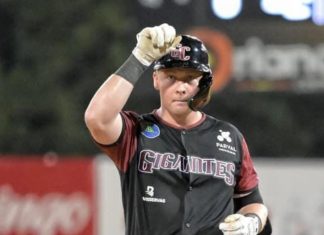 Jake Holton pega doblete decisivo en victoria de los Gigantes sobre las Águilas