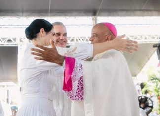 La iglesia católica ordena como obispo al padre Manuel Ruiz y dirigirá la nueva Diócesis Stella Maris