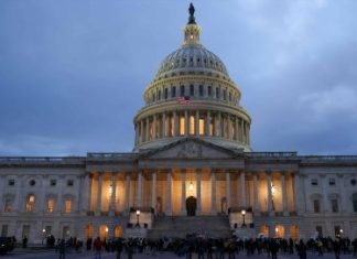 Senadores republicanos y demócratas alcanzan acuerdo para reabrir gobierno federal