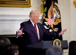 Trump dice que Zelenski «va a tener que aprobar» su plan de paz