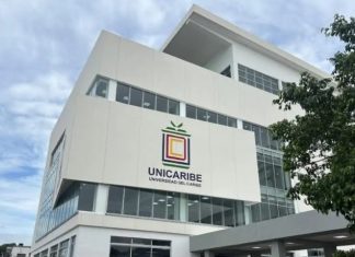 Nerviosismo de apodera de estudiantes de UNICARIBE al desprenderse una parte del techo