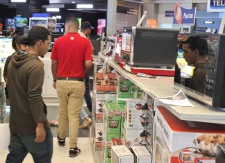 Ciudadanos aprovechan las ofertas de electrónicos y otros este Viernes Negro