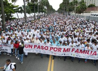 Reportaje- Obispos aprovechan marcha por la familia para arretemeter contra TC por fallo sobre homosexuales