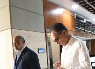 Santiago Hazim llega a la Procuraduría donde está siendo sometido a intensos interrogatorios