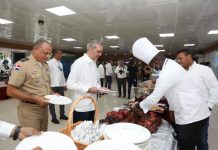 Abinader almuerza con oficiales y soldados de la Armada y Fuerza Aérea; reafirma compromiso con el equipamiento y profesionalización de las instituciones castrenses