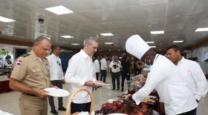Abinader almuerza con oficiales y soldados de la Armada y Fuerza Aérea; reafirma compromiso con el equipamiento y profesionalización de las instituciones castrenses