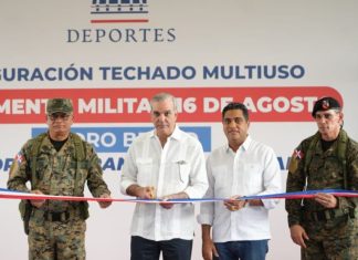 Abinader inaugura multiuso en el Campamento 16 de Agosto y comparte almuerzo navideño