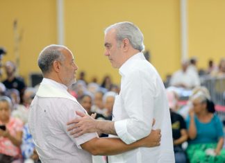 Presidente Abinader entrega 1,305 títulos de propiedad y afirma que “hoy se hace justicia social” en el sector de Pueblo Nuevo