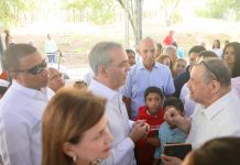 El presidente Luis Abinader y la vicepresidenta Raquel Peña comparten villancicos navideños con familias y niños del entorno de la Casa Presidencial de Santiago
