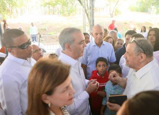 El presidente Luis Abinader y la vicepresidenta Raquel Peña comparten villancicos navideños con familias y niños del entorno de la Casa Presidencial de Santiago