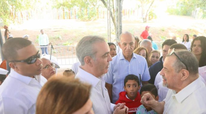 El presidente Luis Abinader y la vicepresidenta Raquel Peña comparten villancicos navideños con familias y niños del entorno de la Casa Presidencial de Santiago