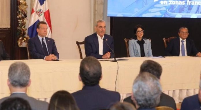 Abinader celebra cifra récord de 200,134 empleos directos en zonas francas: 54% es ocupado por mujeres
