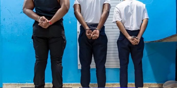 Detienen a tres agentes del CESAC y DNCD implicados en red de narcotráfico en AILA