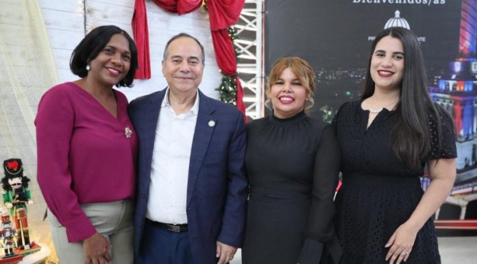 Director de Prensa de la Presidencia resalta rol de periodistas y comunicadores en la democracia durante encuentro en Santiago