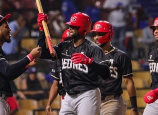 Canario dispara dos jonrones y Leones aplastan 15-1 al Licey en el Quisqueya
