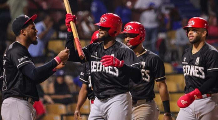 Canario dispara dos jonrones y Leones aplastan 15-1 al Licey en el Quisqueya