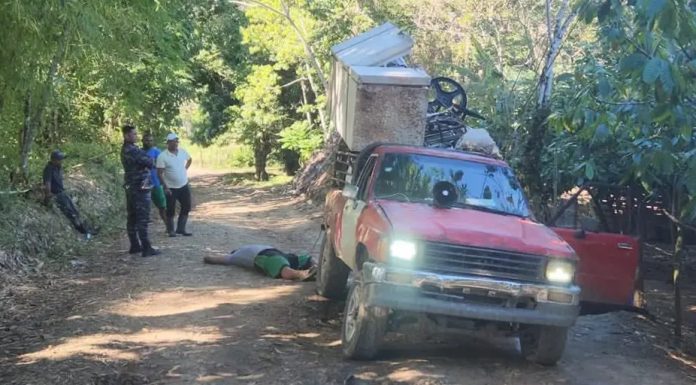 Dos personas mueren electrocutadas tras caída de cable eléctrico sobre su vehículo