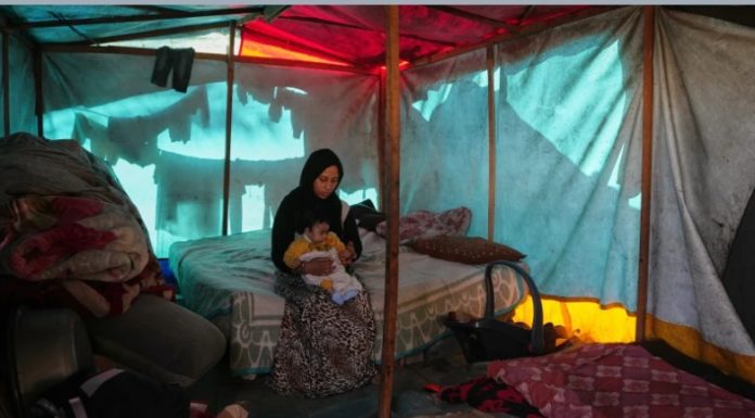 Desplazados en Gaza enfrentan condiciones invernales en tiendas de campaña