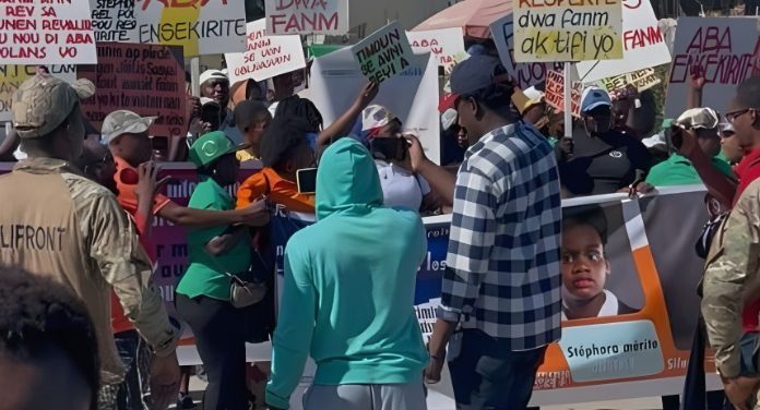 Haitianos se movilizan en la frontera exigiendo justicia por muerte de Stephora Joseph