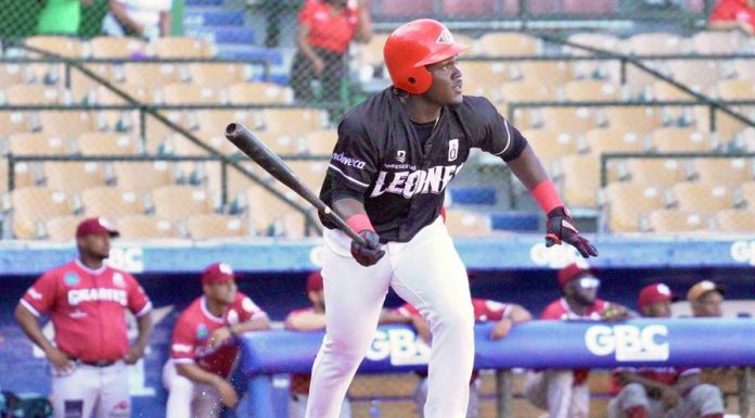 Héctor Rodríguez conecta dos triples y los Leones escalan al cuarto puesto