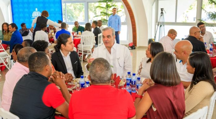 Presidente Abinader resalta trabajo de periodistas que cubren la fuente del Palacio Nacional