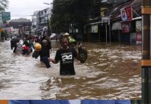 Ascienden a 921 los fallecidos por las inundaciones en Indonesia