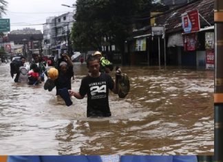 Ascienden a 921 los fallecidos por las inundaciones en Indonesia