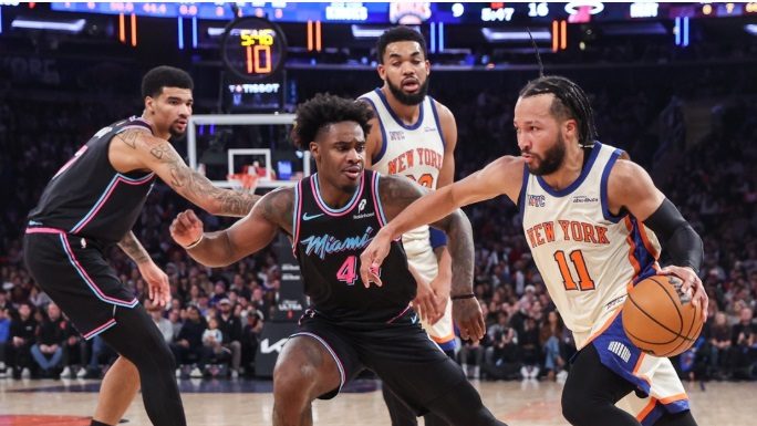 Jalen Brunson tumba a Miami Heat con 47 puntos