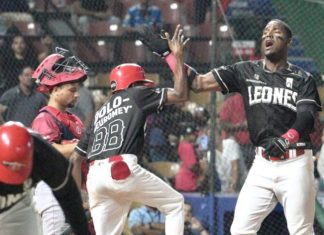 Jonrón de Junior Lake mantiene invictos a los Leones en el Round Robin
